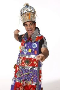 Durval Lelys vestido com uma fantasia feita com materiais reciclados